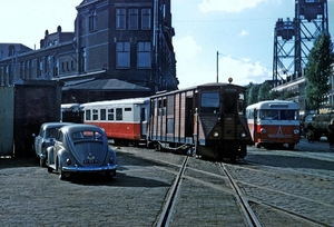 RTM diesel locomotief M67 klaar staan om de tram naar Oostvoorne 