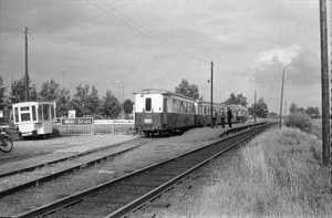 RTM MABD1802 'Zwaluw' met tram Station Geervliet 17-08-1962.