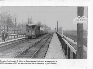 RTM Wielewaal 1961 02 18 De M67 met tram, halte Pendrecht bij de 