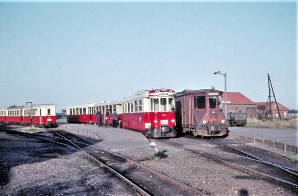 Station Oostvoorne op 27-08-1961; de MABD 1602 en de M 65 staan b