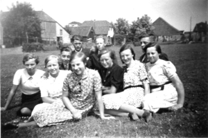 1940 (?) Groep jongeren in eerste stuk land