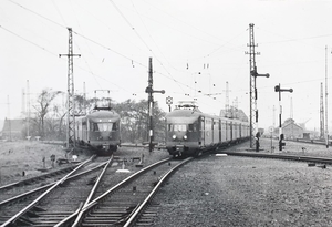 Het linker stel is op weg naar IJmuiden en de rechter trein komt 