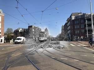 De Haarlemse tram rijdt hier op de Rozengracht en nadert de kruis