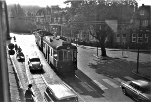 Oegstgeest  In de Geversstraat rijdt een tram naar Leiden 1958