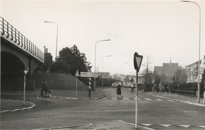 1966. Herenstraat viaduct. Rechtdoor de Zwartelaan, links, onder 