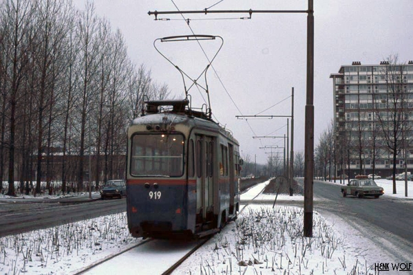 919 Met een dun laagje sneeuw bedekt Amsterdam. 15-03-1979-2