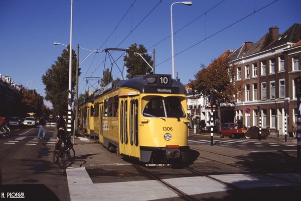Op 22 oktober 1987 rijdt het PCC-koppelstel 1306+2115 op tramlijn