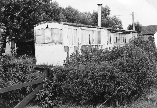 In 1971 staat er in Spijkenisse een oud RTM-rijtuig als noodwonin