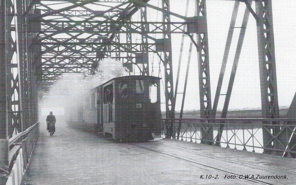 Loc29 met tram op de Barendrechtsebrug gaat richting Rotterdam. 1