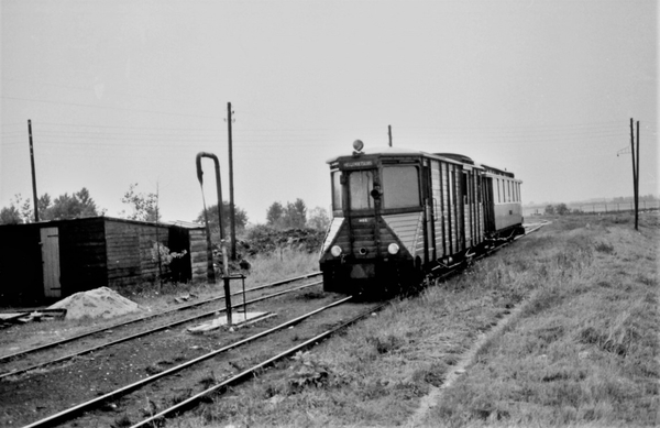 M65+422 staan op 27 juni 1959 op het emplacement van het depot He
