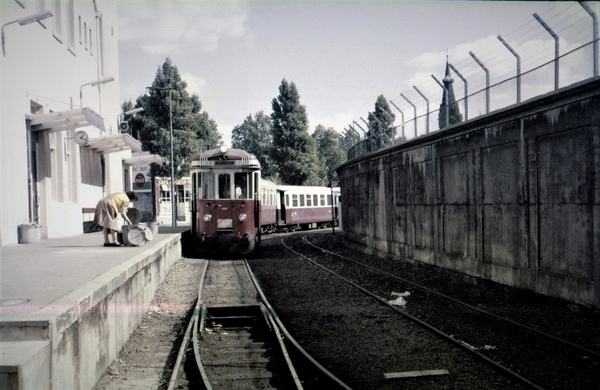 M1803  Kluut loopt, met tram, het station Rosestraat binnen. 1964