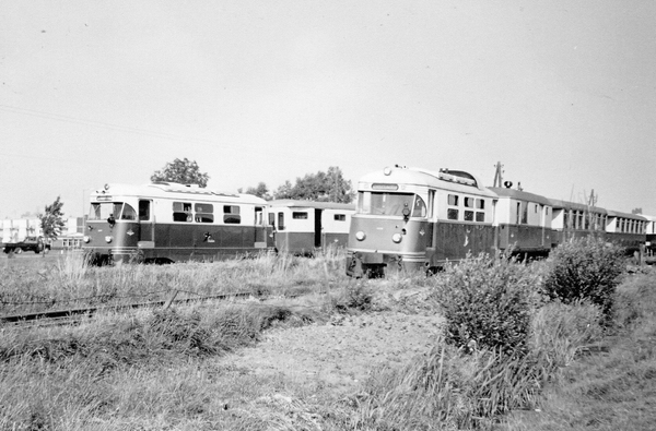 RTM M1807 'Scholekster' met tram en de M1806 'Bergeend' met tram 