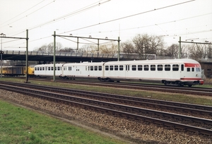 Diesel III 27, gesleept door de nog gele Plan U 114 van het Spoor