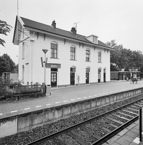Station Baflo in 1998. Het ligt aan de lijn Groningen – Roodesc