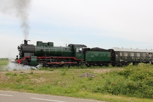 Gastlocomotief TSP 64.169, P8 (ex. CFR Roemenië) met trein nabij