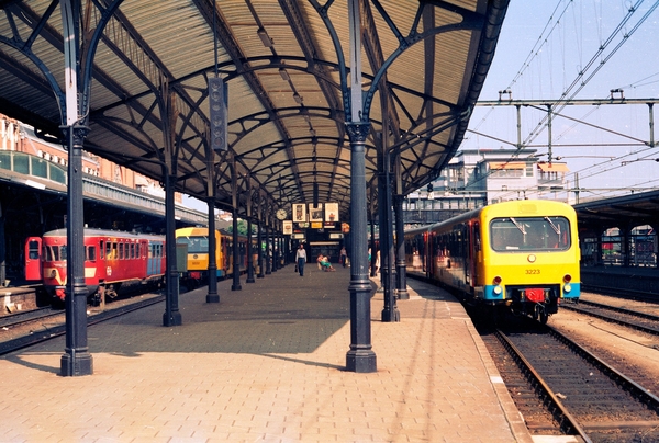 Een kijkje op station Groningen in de zomer van 1983