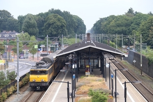 NSR 1756 + DDAR (Zwolle - Utrecht) bij de stop in station Bilthov