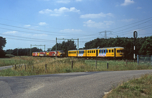 NS Cargo mP's 3031, 3033 en 3027 met koppelwagen NSR DE-2 178 van