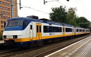 Sprinter 2948 tijdens een korte tussenstop op station Schiedam Ni