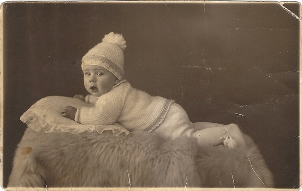 Hun eerste kindje, een zoon, geb: 31 Juli 1932.