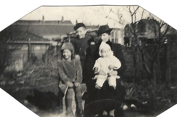 Mijn moeder, met Nellie, ikzelf en Joke op schoot. (1939)