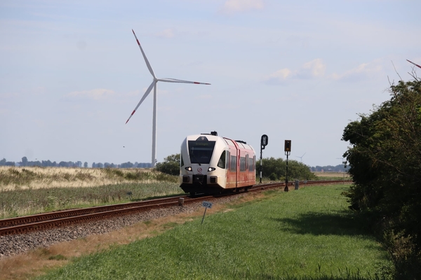 De 345 komt uit Weener (D) en nadert Nieuweschans, 31-07-2020