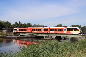 Wiederlinie-stel 302 op de brug te Nieuweschans, op weg naar Ween