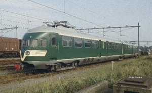 NS 252 bij het terrein van Hoogovens, Mat.'54 treinstel 386. 14. 
