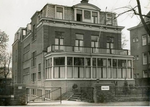 Op 22 april 1933 werd op de Parkweg 15 de Emmakliniek geopend