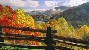 wallpaper met houten hek in herfst landscap