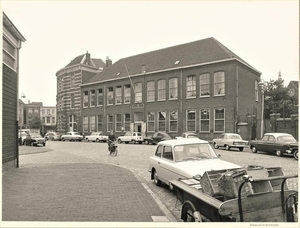 Ammunitiehaven tussen het Lamgroen en het Spui.  7-1964.