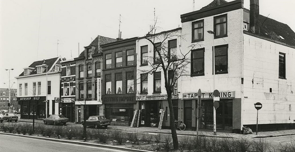 Amsterdamse Veerkade 59-49, tussen de Bierstraat (r) en het Spui.