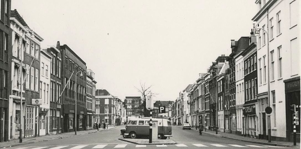 Amsterdamse Veerkade gezien van de Wagenstraat naar het Spui