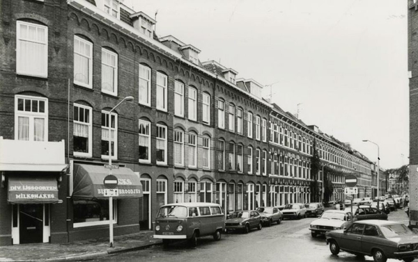 Bakhuizenstraat 113-1, gezien van de Ruijsdaelstraat naar de Delf