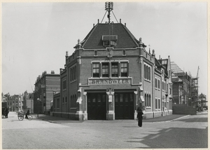 Den Haag. Albertinestraat (links) hoek Louise Henriëttestraat, b