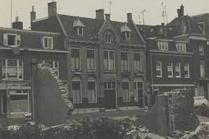 Gedempte Sloot met afgebroken stukken huis op de voorgrond 1968