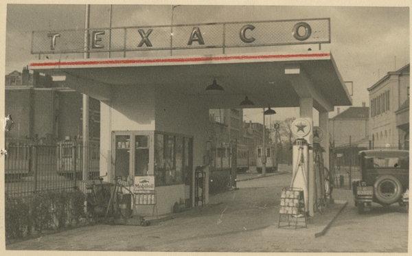 Lekstraat met het benzinestation van (hier nog) Texaco, omstreeks
