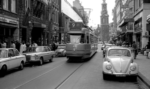De Reguliersbreestraat in 1969 met de zo vertrouwde lijn 9. De ro
