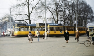 GVB 680 en 677 bij het Centraal Station. 5. februari 1982.