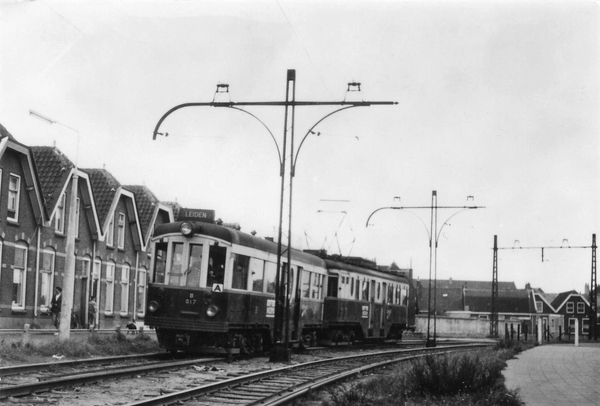 Katwijk  In 1960 rijdt een tweewagenstel vanaf de Tramstraat door
