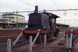 NS Sik 214 op een kopspoortje op station Apeldoorn in april 1977,