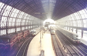 Onder de kap van het centraal station Amsterdam, augustus 1968