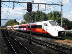 V250-treinstel 4806, nog in bezit van fabrikant AnsaldoBreda, tij