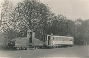 Lok 237 met rijtuig 121 te Krefeld. 04-1956