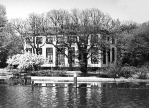 1972. Villa Windlust naast de houtzaagmolen De Salamander.