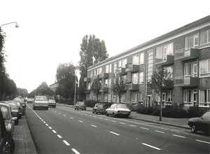 1980. Nieuwstraat (Leidschendam) met rechts de even zijde ongevee