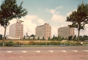 De drie flatgebouwen (ministeries) aan de Dokter van der Stamstra