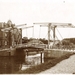 Geestbrug in Rijswijk. Links van het water de Hoekweg in Voorburg