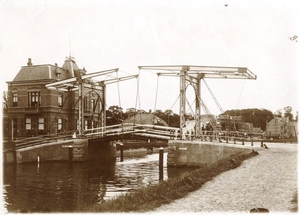 Geestbrug in Rijswijk. Links van het water de Hoekweg in Voorburg
