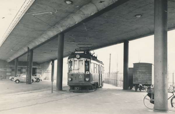 A513 is onder het Schenkviaduct te zien, 05-1958.